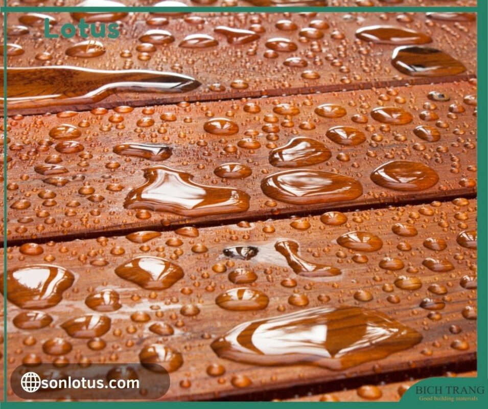 Hình ảnh miêu tả bề mặt gỗ sử dụng sơn gỗ Lotus bền bỉ chịu tác động của điều kiện môi trường
