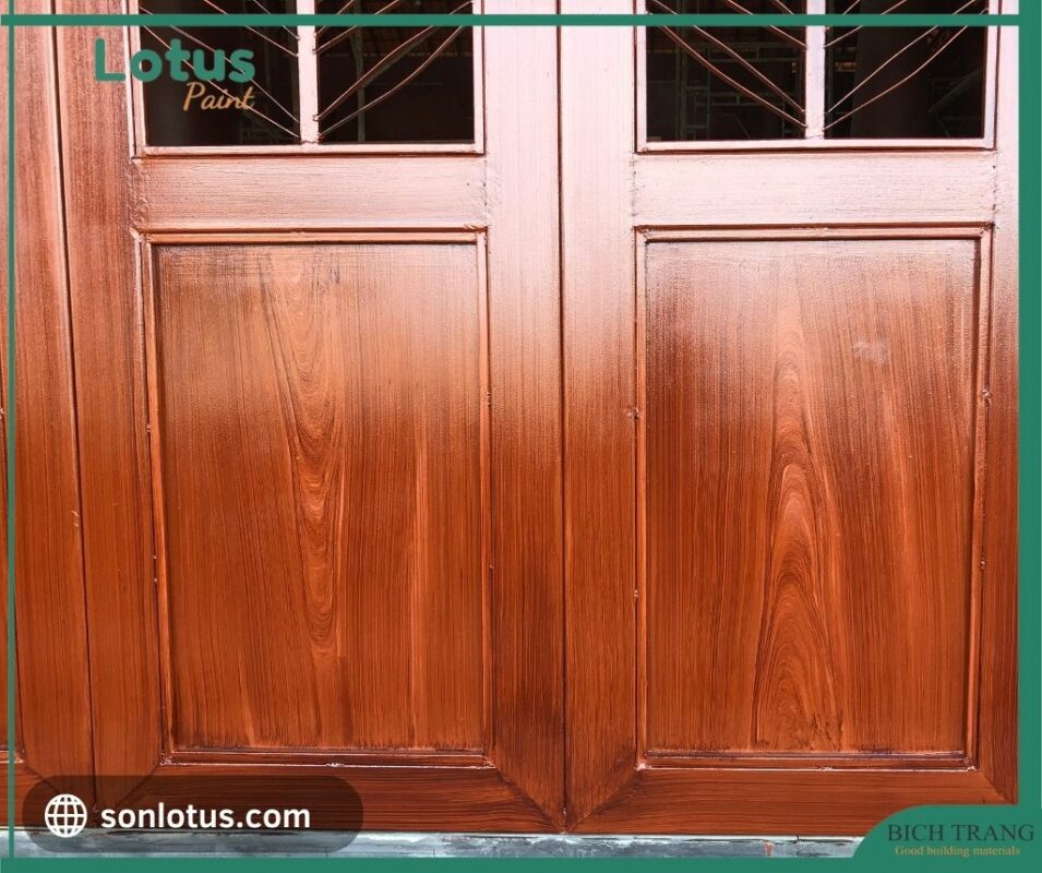 Sơn giả gỗ trên cửa sắt